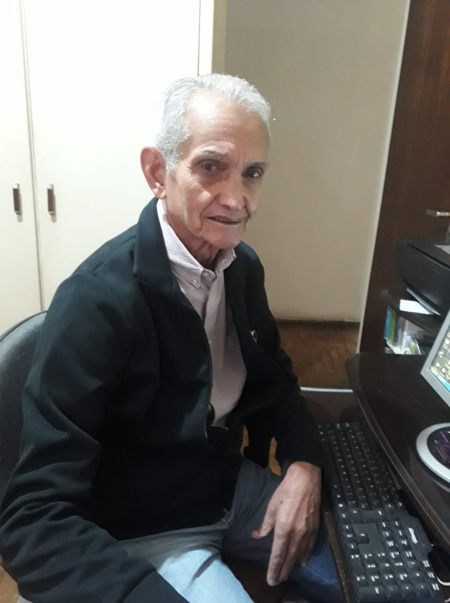 Nestor de Souza Leme com fotografias e documentos do seu acervo